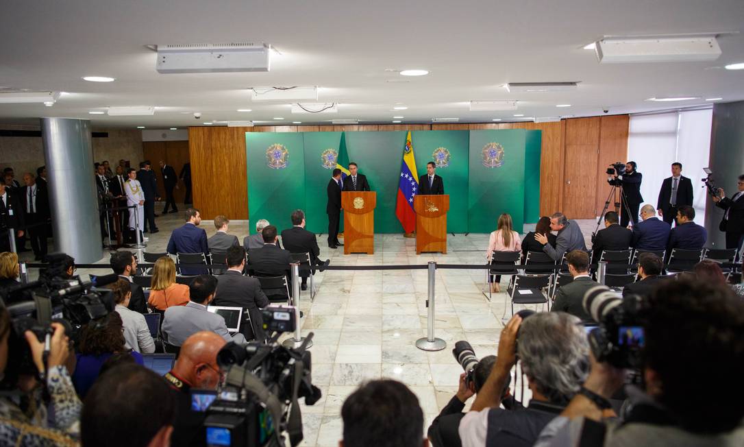 O presidente do Brasil, Jair Bolsonaro (E), recebe o líder da oposição venezuelana, Juan Guaidó (D), no dia 28 de fevereiro de 2019, em Brasília Foto: Daniel Marenco / Agência O Globo