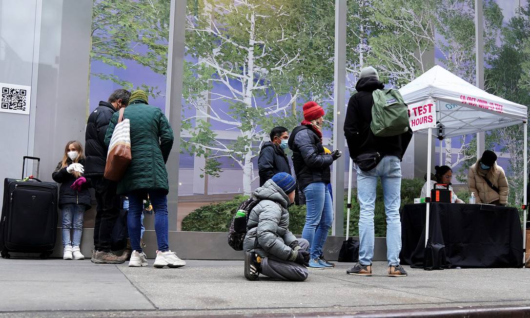 Pessoas fazem fila para teste de Covid-19 em centro móvel em Nova York Foto: CARLO ALLEGRI / REUTERS