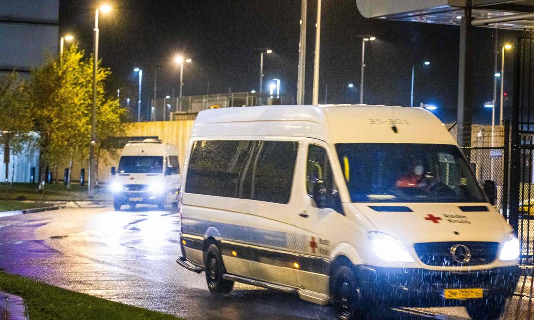 A van que fez o transporte dos passageiros de voos da África do Sul com teste positivo para Covid-19 para um hotel onde serão colocados em quarentena Foto: LAURENS BOSCH / AFP