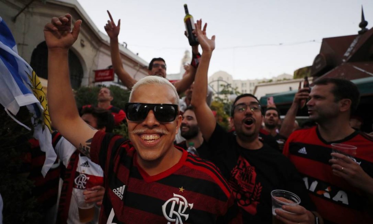 Final da Libertadores: torcedores do Flamengo festejam antes da partida decisiva entre Flamengo e Palmeiras, em Montevidéu, no Uruguai Foto: AGUSTIN MARCARIAN / REUTERS