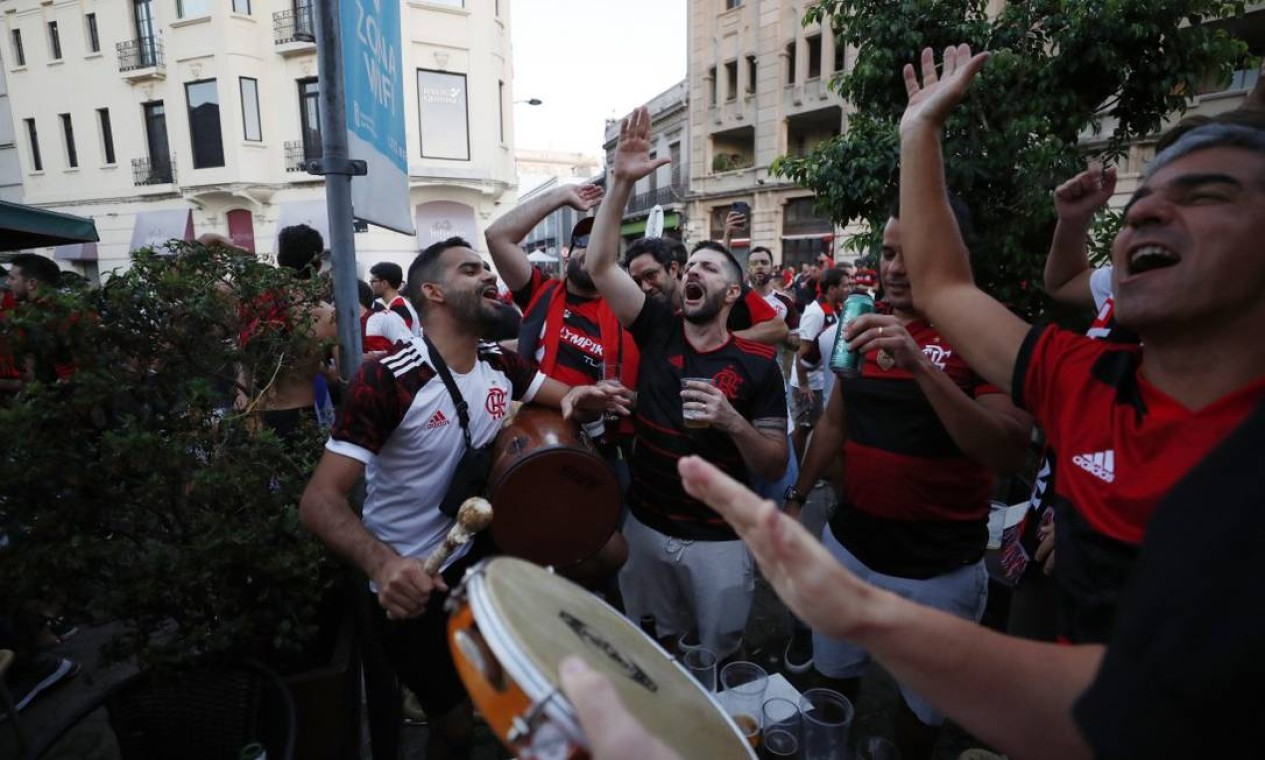 Torcida do Flamengo no Mercado del puerto. Time busca o tricampeonato Foto: AGUSTIN MARCARIAN / REUTERS