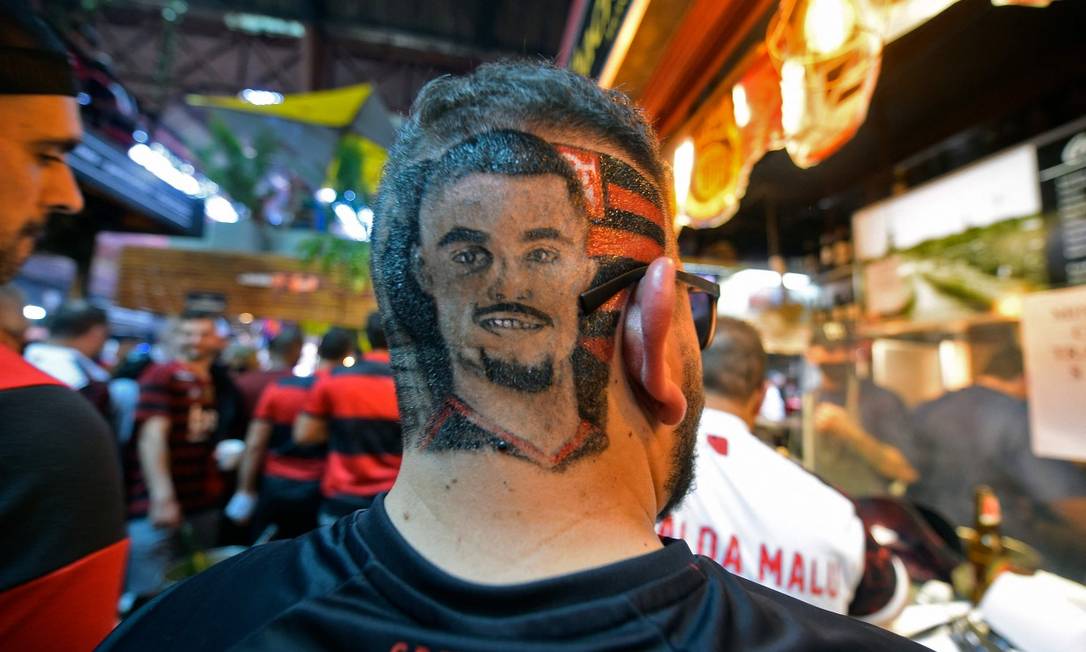 Flamengo na cabeça. Torcedor levou penteado com rosto de jogador para as ruas de Montevidéu, onde se decide neste sábado o campeão da América Foto: DANTE FERNANDEZ / AFP