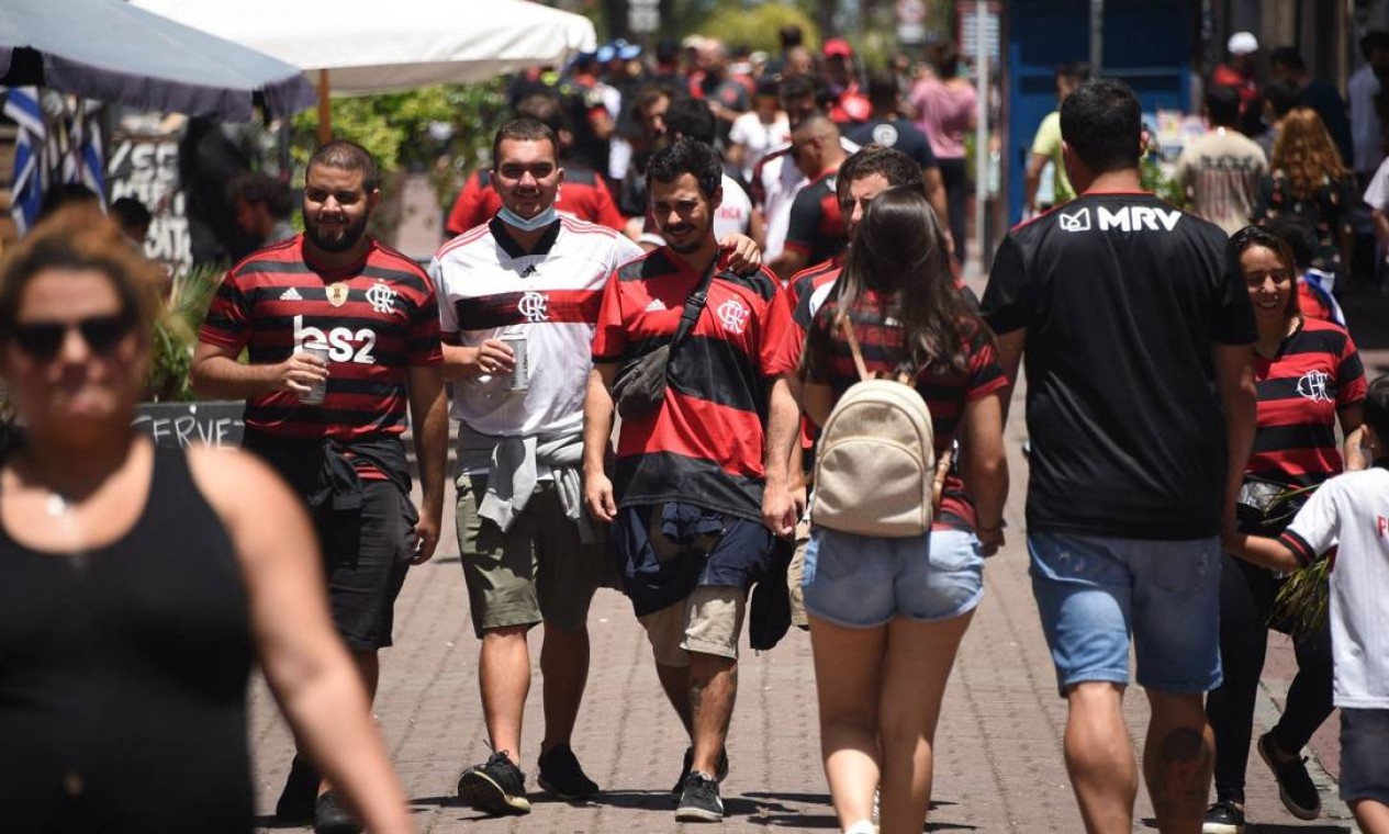 Os torcedores do Flamengo caminham pelas ruas da Cidade Velha de Montevidéu Foto: DANTE FERNANDEZ / AFP