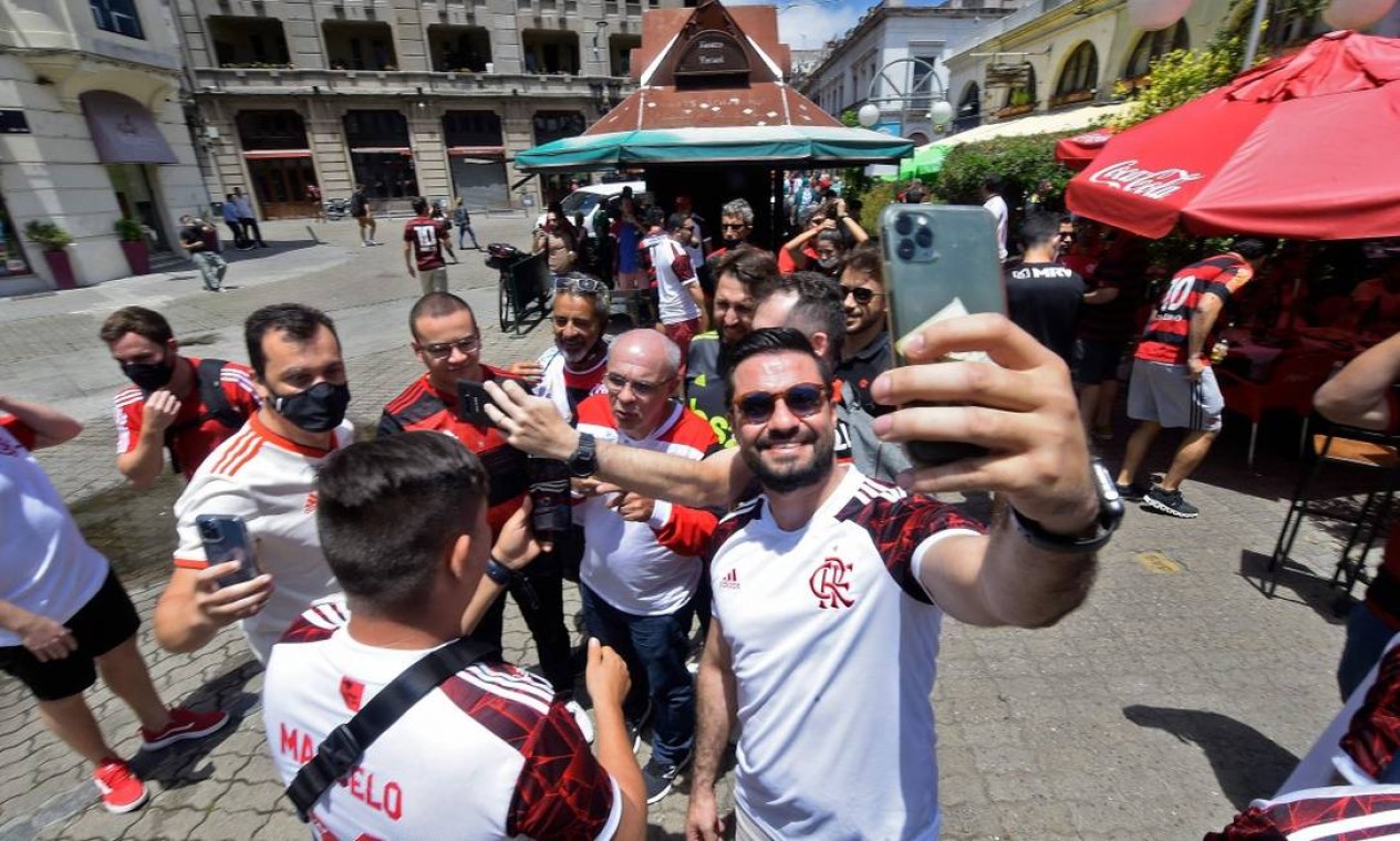 Quantidade de torcedores do Flamengo pelas ruas da capital uruguaia chama a atenção, e movimento visto pelas ruas e pontos turísticos se assemelha ao registrado antes da pandemia Foto: DANTE FERNANDEZ / AFP