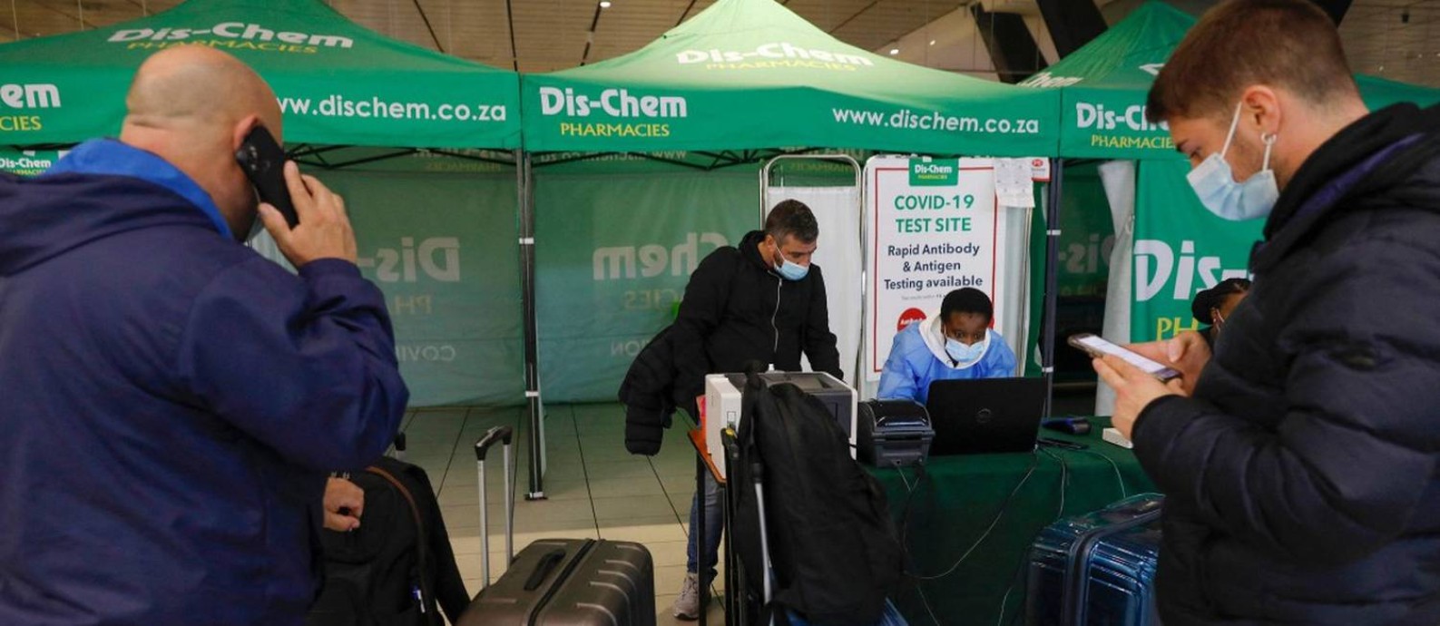 Passageiros aguardam o resultado do exame PCR no Aeroporto Internacional de Joanesburgo, depois que vários países proibiram voos da África do Sul após a descoberta da variante Ômicron Foto: PHILL MAGAKOE / AFP
