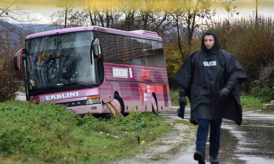 A police officer walks near a bus which was attacked with an open fire from a gun by a man wearing a mask in Decani, Kosovo November 27, 2021. REUTERS/Laura Hasani Foto: LAURA HASANI / REUTERS
