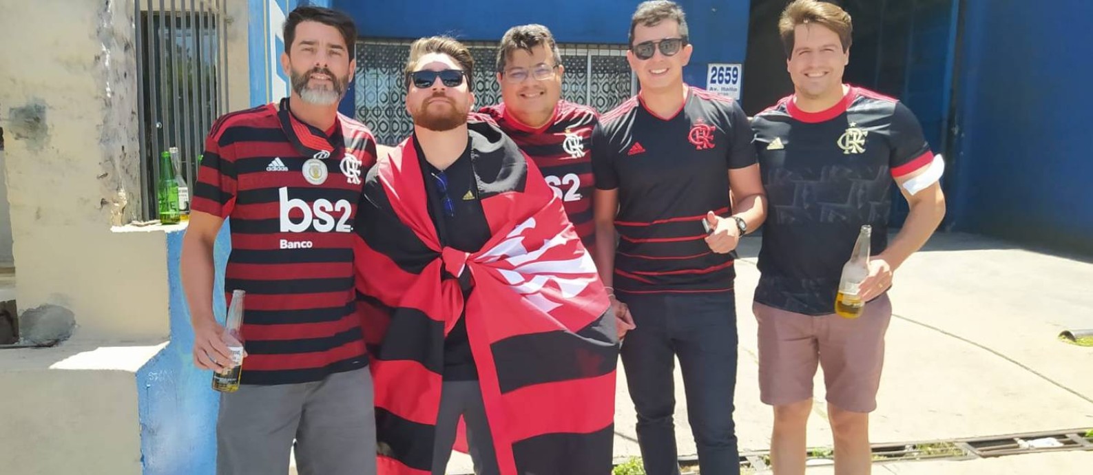 Fábio Onias com a bandeira do Flamengo Foto: Douglas Rocha/Especial para O GLOBO
