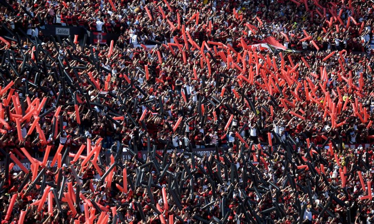 Torcida do Flamengo espera o início da final da Libertadores Foto: EITAN ABRAMOVICH / AFP