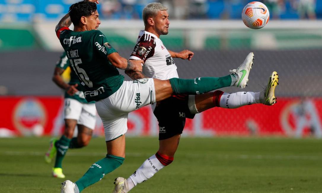 Gustavo Gomez em ação contra Arrascaeta Foto: AGUSTIN MARCARIAN / REUTERS