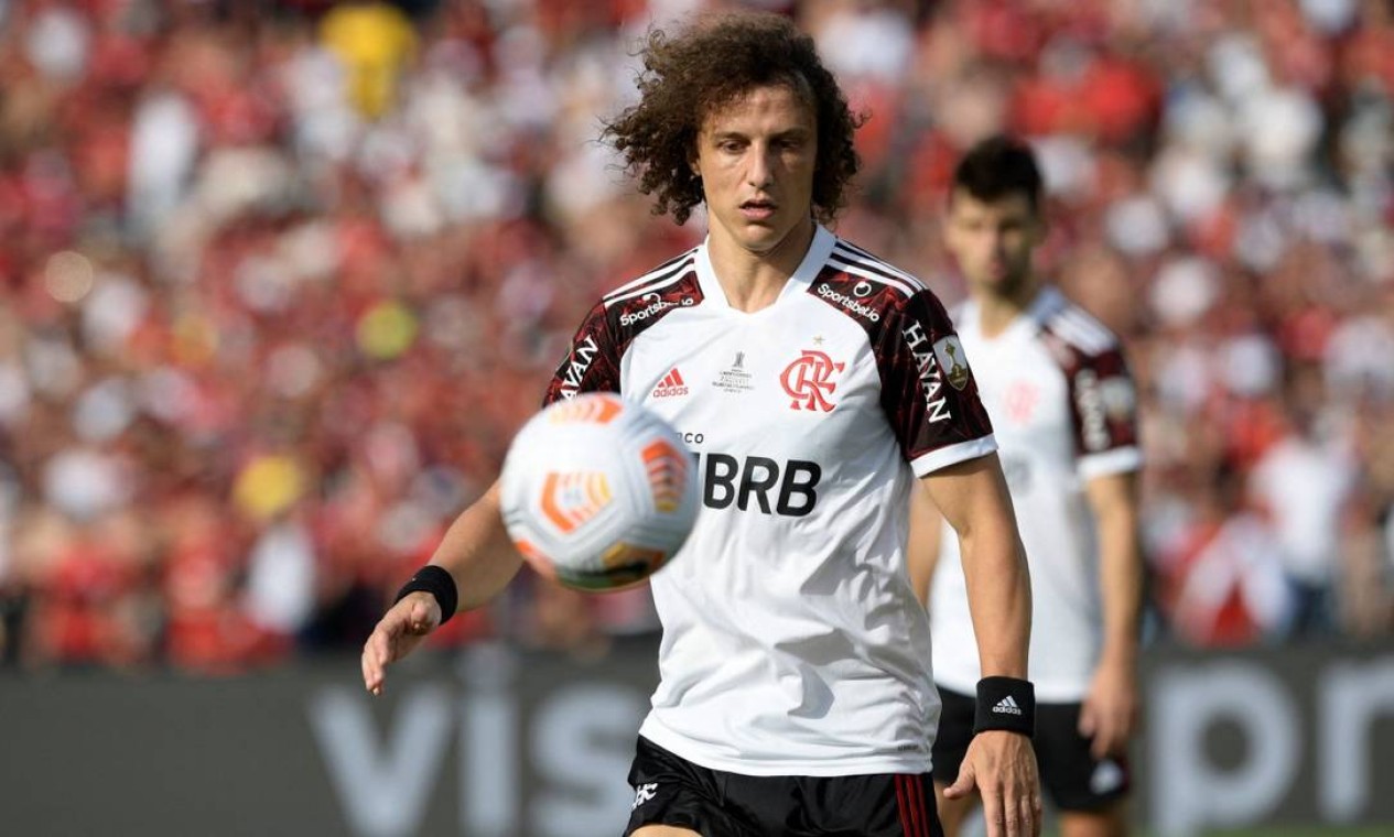 David Luiz, do Flamengo, durante domínio de bola para a equipe rubro-negra Foto: JUAN MABROMATA / AFP