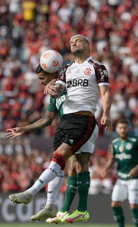 O jogador alviverde Dudu e Arrascaeta, do Flamengo, sobem pra cabecear Foto: JUAN MABROMATA / AFP