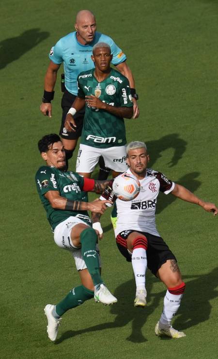 Gustavo Gomez e Arrascaeta disputam a bola na final da Libertadores Foto: EITAN ABRAMOVICH / AFP
