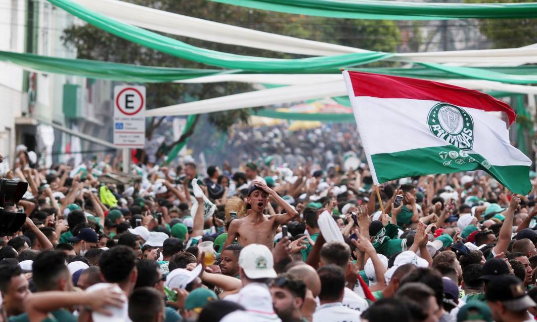 Torcida do Palmeiras lota rua de São Paulo para acompanhar a decisão Foto: AMANDA PEROBELLI / REUTERS