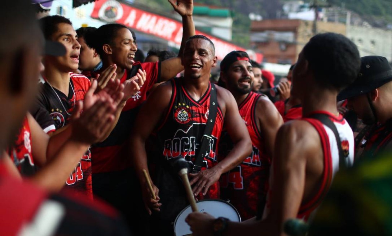Torcida do Flamengo faz festa para assistir à partida final da Libertadores na Rocinha, no Rio de Janeiro Foto: PILAR OLIVARES / REUTERS