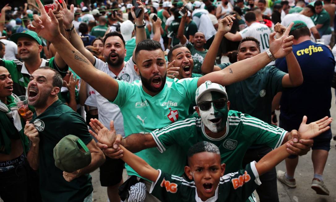 Toocedores alviverdes acompanham partida perto do estádio do Allianz Parque, em São Paulo Foto: AMANDA PEROBELLI / REUTERS