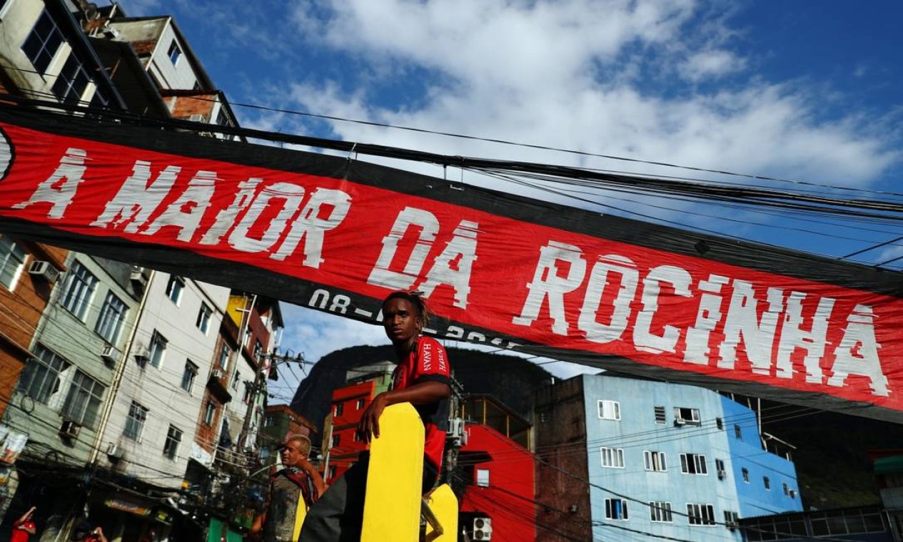 Torcida do Flamengo se reúne na Rocinha antes do jogo Foto: PILAR OLIVARES / REUTERS