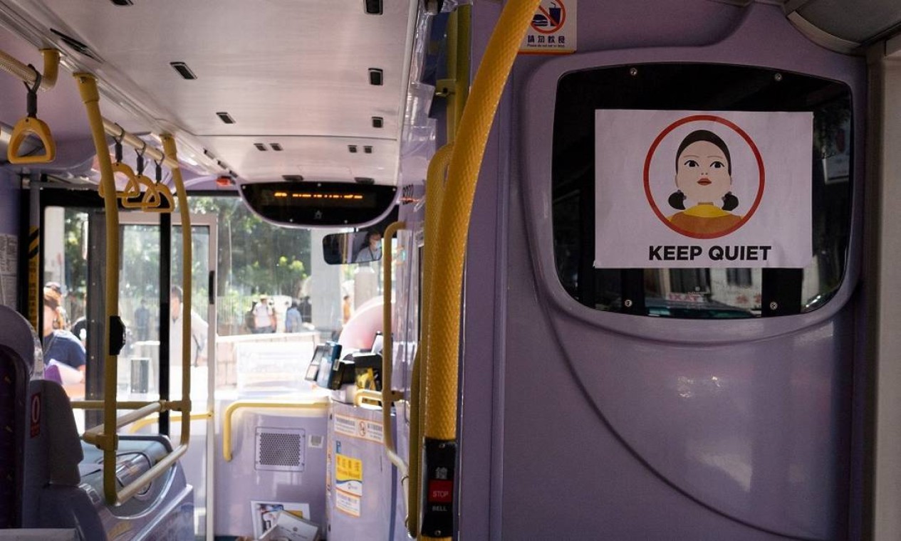 Com referência à série sul-coreana 'Round 6', um cartaz pede silêncio no primeiro andar do ônibus para a 'viagem a lugar nenhum' em Hong Kong Foto: BERTHA WANG / AFP