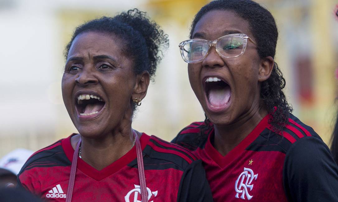 Torcedores do Flamengo gritam enquanto torcem pelo time, que teve baixo desempenho durante a partida Foto: DANIEL RAMALHO / AFP