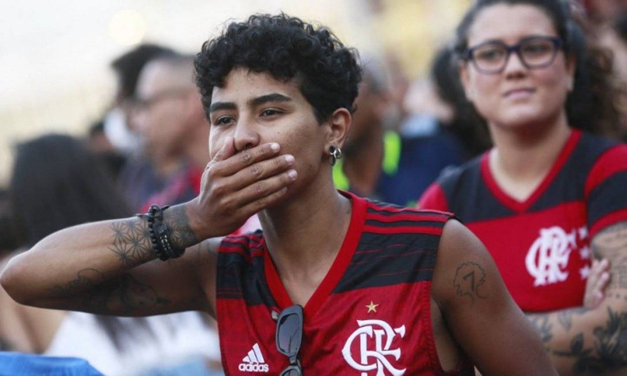 Torcedoras vivem momento de tensão enquanto assistem ao jogo da final da Libertadores Foto: DANIEL RAMALHO / AFP