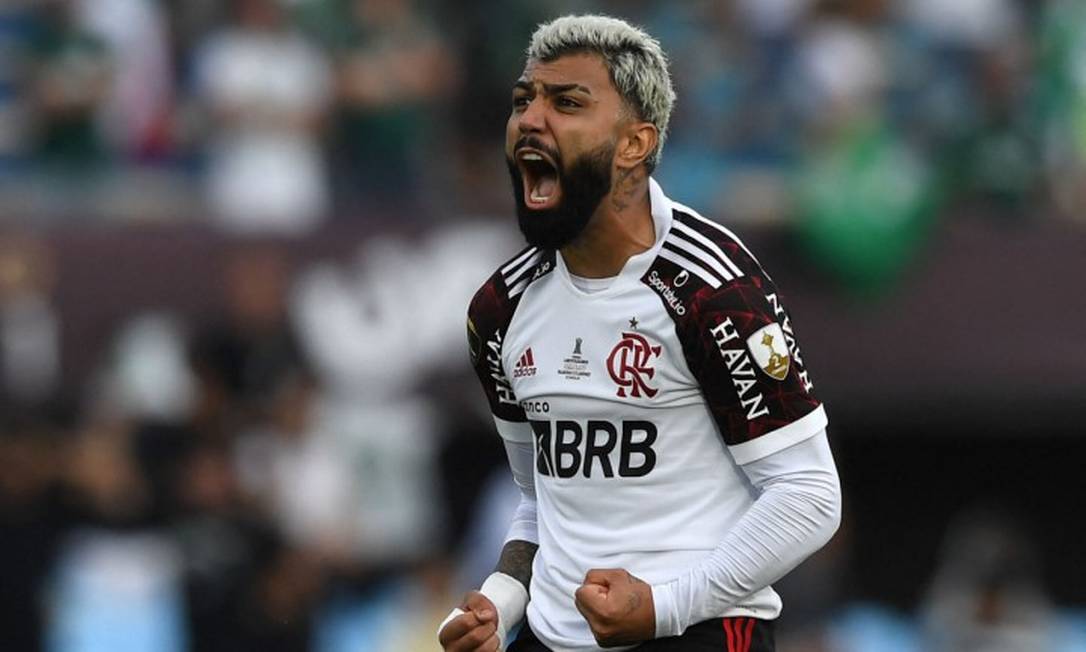 Gabigol comemora após marcar gol e deixar placar empatado em 1 a 1 Foto: PABLO PORCIUNCULA / AFP
