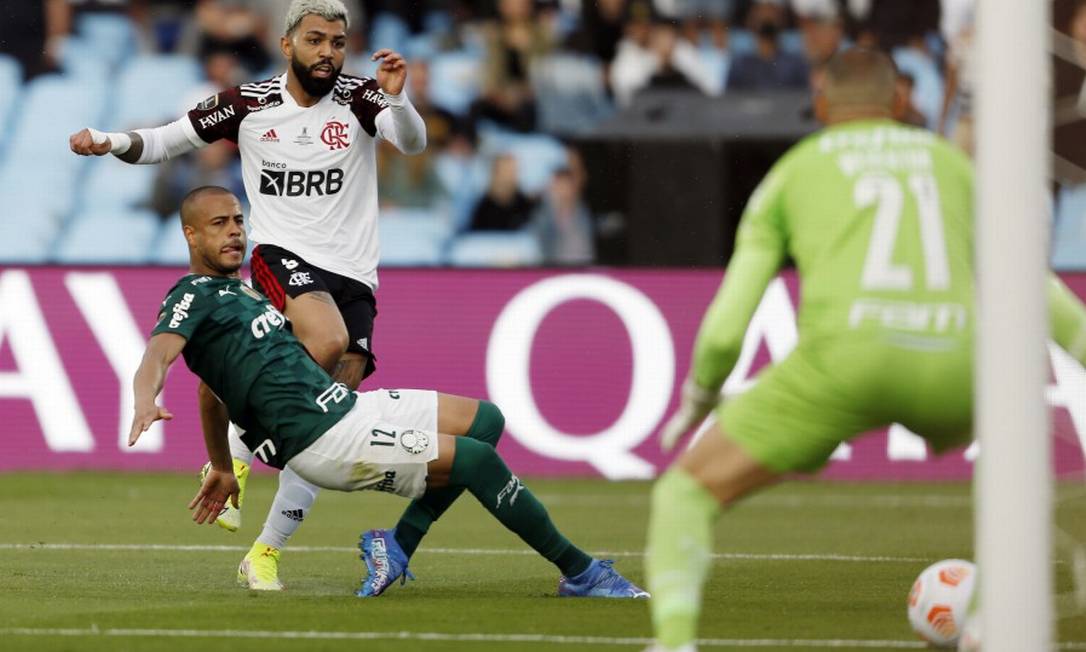 Gabigol chuta a gol e empata partida na metade do segundo tempo Foto: MARIANA GREIF / REUTERS