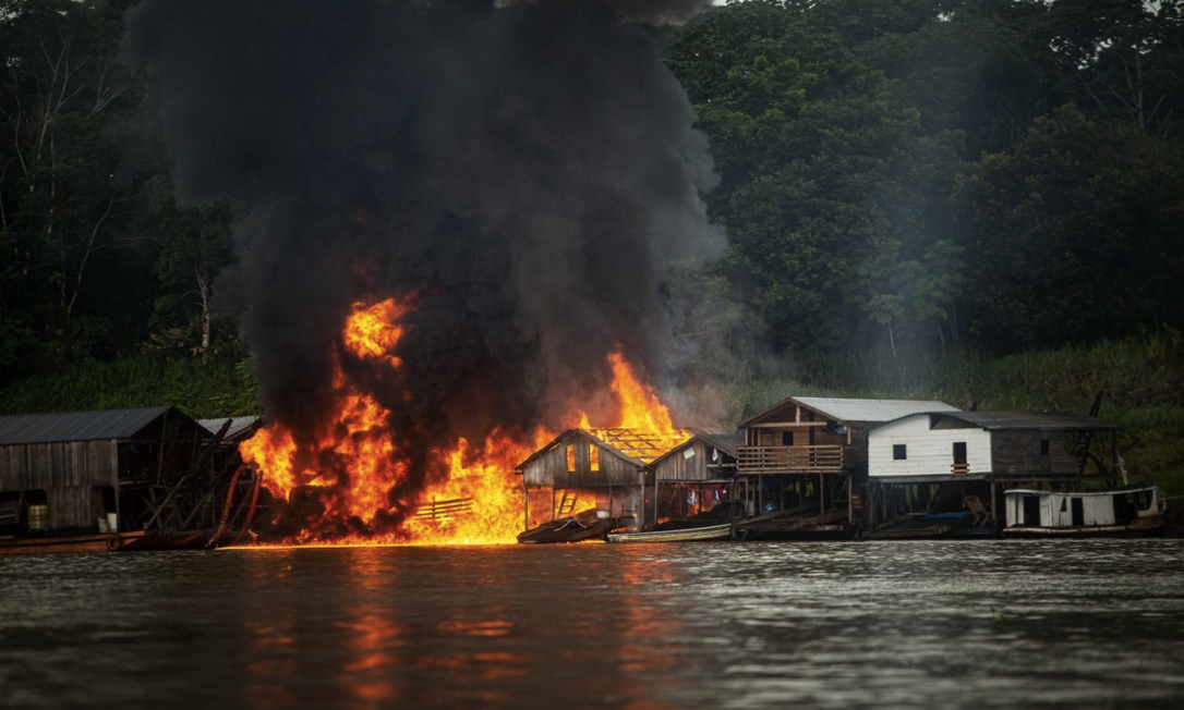 Barcos de garimpeiros ilegais foram destruídos pela Polícia Federal Foto: Hermes de Paula / Agência O GLOBO
