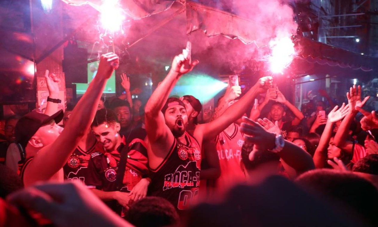 Torcedores no Rio de Janeiro comemoram gol de Gabigol, que empatou o placar contra o Palmeiras Foto: PILAR OLIVARES / REUTERS