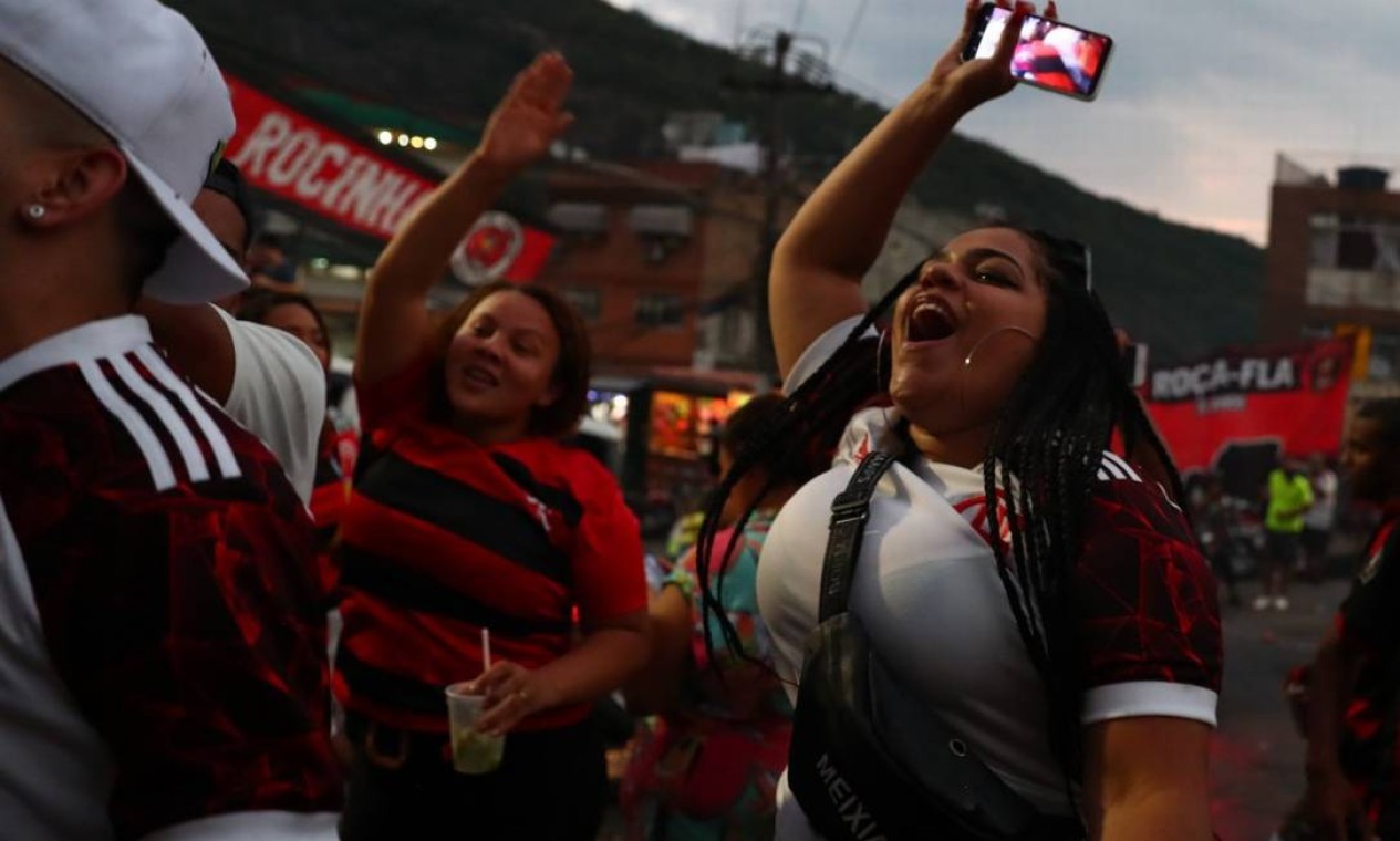 Celebração rubro-negra após gol de empate, no segundo tempo Foto: PILAR OLIVARES / REUTERS