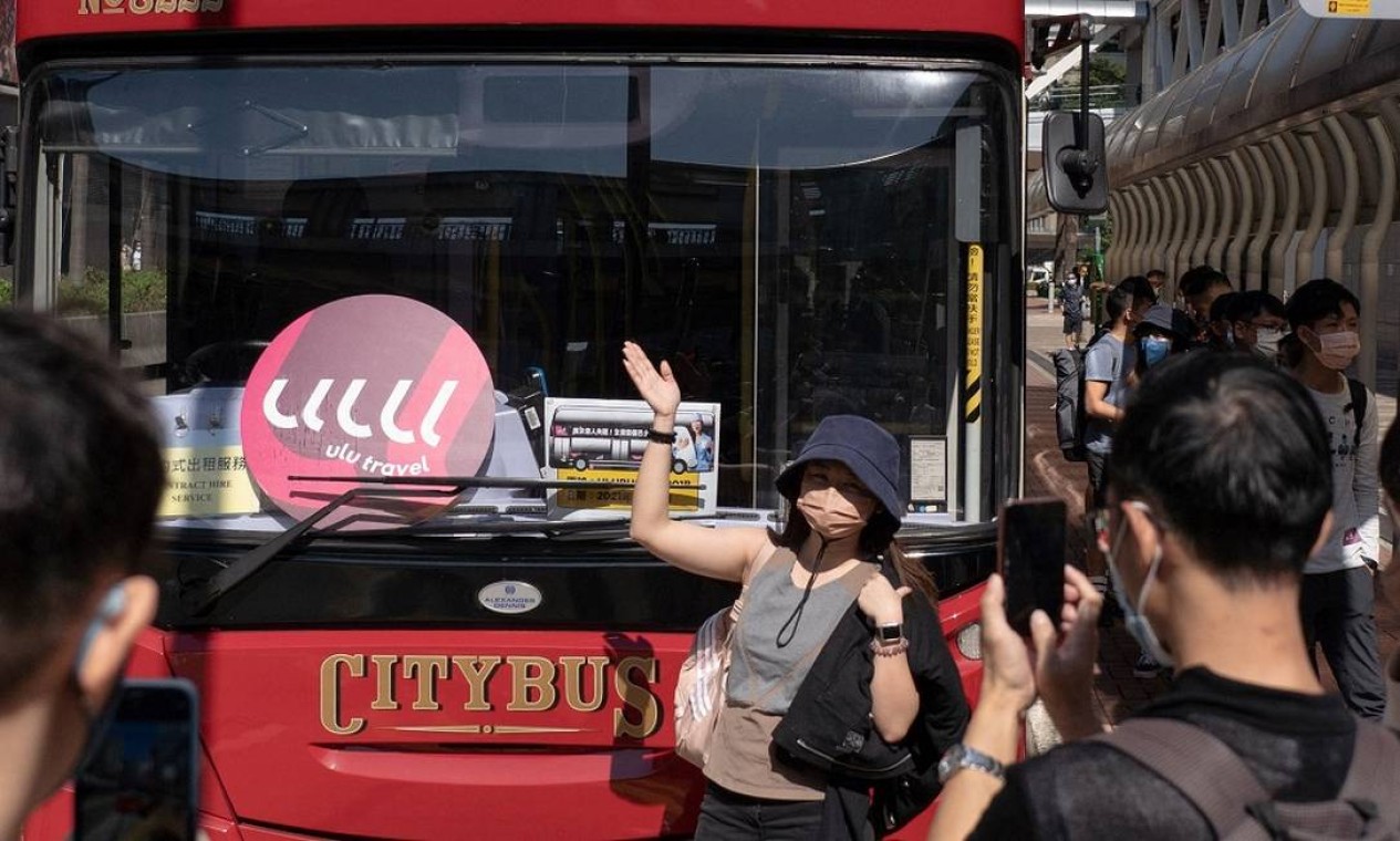 Passageiros da viagem de ônibus 'para lugar nenhum' em Hong Kong Foto: BERTHA WANG / AFP
