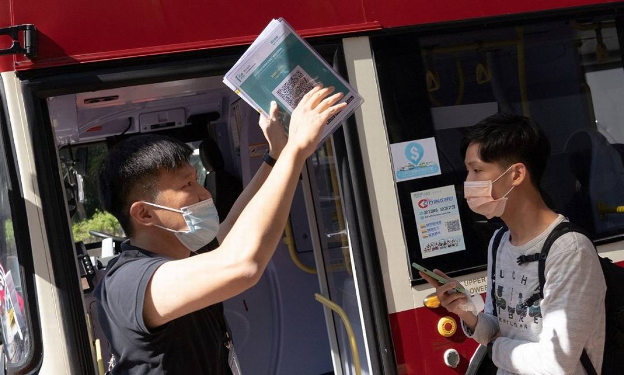 Passageiro da viagem de ônibus 'para lugar nenhum' em Hong Kong Foto: BERTHA WANG / AFP