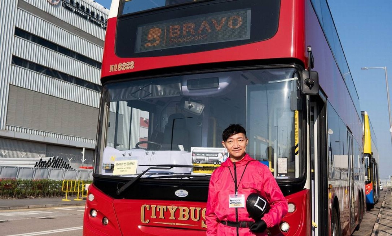 Frankie Chow, presidente da Ulu Travel, empresa que opera a viagem de ônibus 'para lugar nenhum' em Hong Kong Foto: BERTHA WANG / AFP
