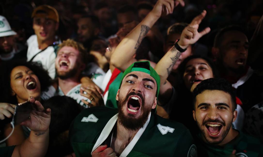 Torcedores do Palmeiras comemoram o segundo gol, marcado por Deyverson Foto: AMANDA PEROBELLI / REUTERS