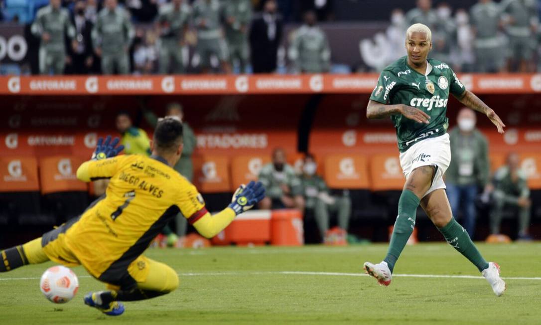 Deyverson marca o segundo do Palmeiras Foto: ANDRES CUENCA OLAONDO / REUTERS
