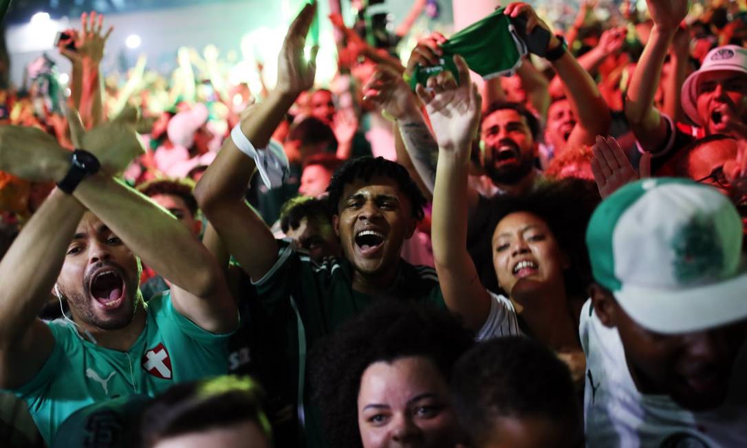 Torcedores do Palmeiras comemoram durante partida, acompanhada em São Pauloi Foto: AMANDA PEROBELLI / REUTERS