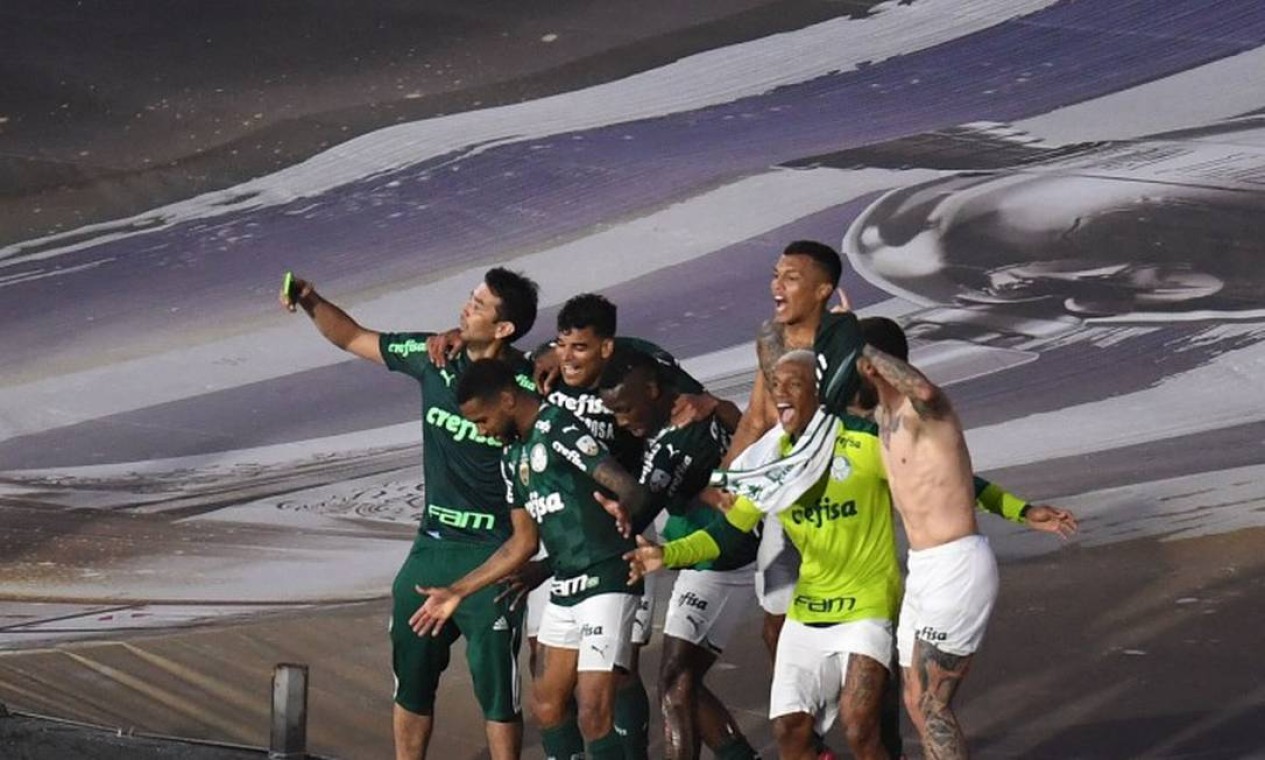 Equipe do Palmeiras festeja a conquista do novo título da Copa Libertadores Foto: EITAN ABRAMOVICH / AFP