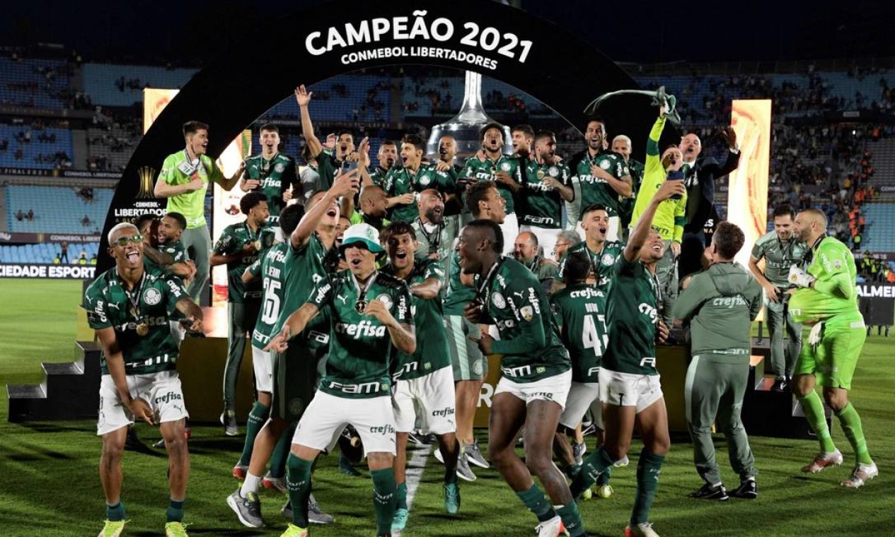 Equipe do Palmeiras celebra conquista do tricampeonato Foto: JUAN MABROMATA / AFP