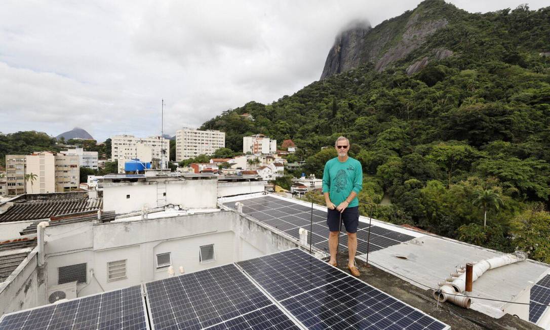 Placas solares. Arthur Costa da Silva, conselheiro do condomínio Parque Jardim Europa, no Humaitá Foto: Divulgação
