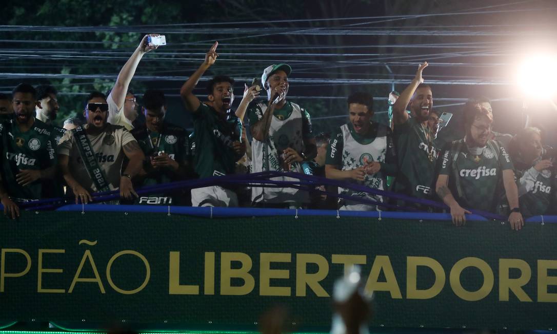Jogadores do Palmeiras comemoram título em trio elétrico estacionado em frente à Academia de Futebol do time, na zona oeste de São Paulo Foto: Amanda Perobelli / Reuters