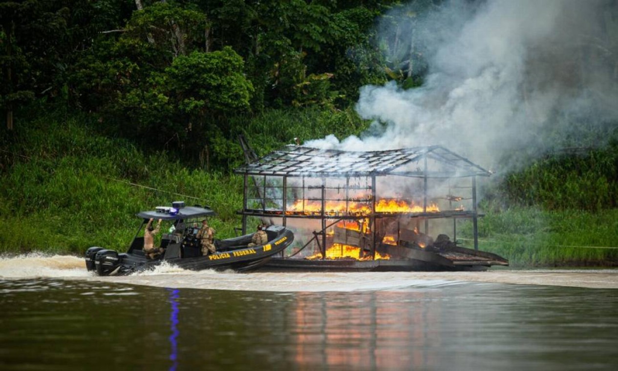 Balsas são incendiadas durante operação da Polícia Federal com apoio das Forças Armadas contra o garimpo ilegal no Rio Madeira, na Amazônia Foto: Hermes de Paula / Agência O Globo