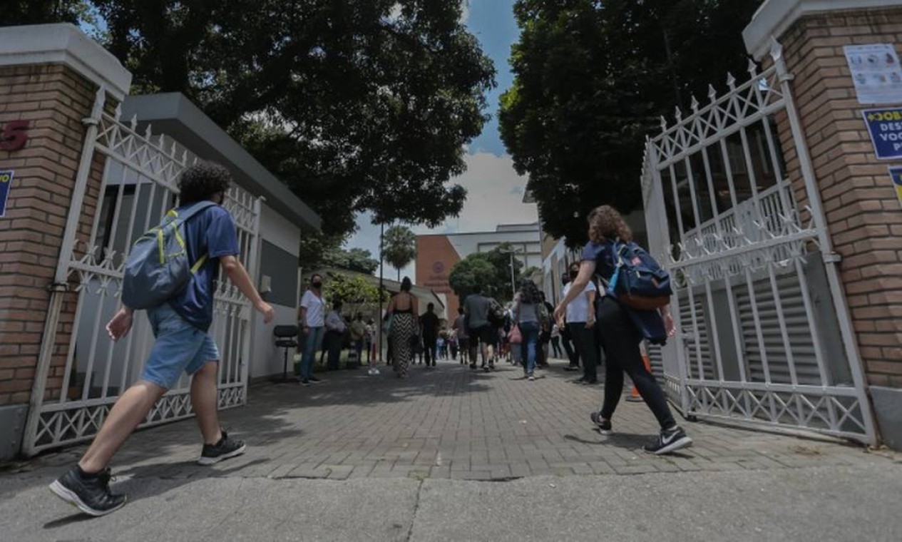 Alunos chegam para o segundo dia de prova do Enem, em na Universidade Machenzie, em São Paulo Foto: Edilson Dantas / Agência O Globo