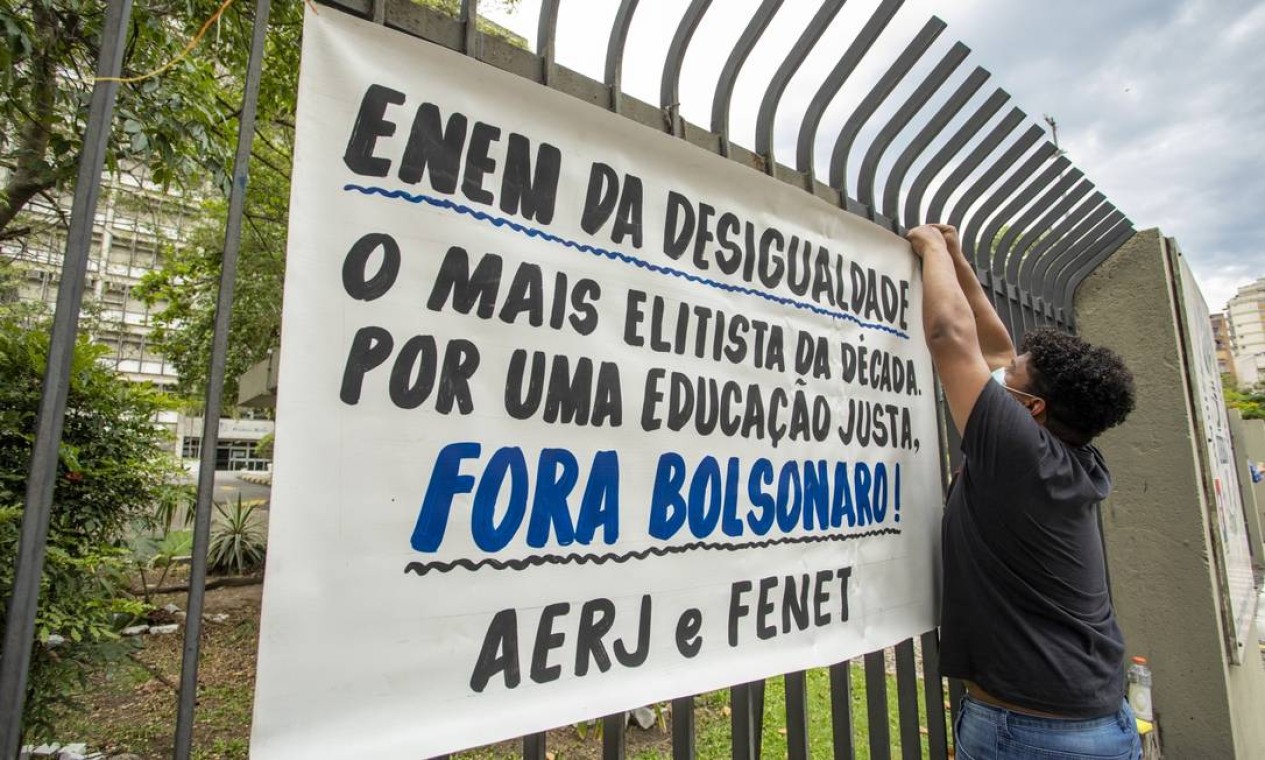 Na Uerj, no Rio, estudantes penduram faixa contra o governo Bolsonaro, criticando desigualdade de oportunidades para que candidatos se preparassem para o exame durante a pandemia Foto: Ana Branco / Agência O Globo