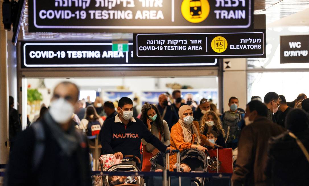 Viajantes saem de área de testagem para a Covid-19 no Aeroporto Internacional Ben Gurion, em Tel Aviv Foto: AMIR COHEN / REUTERS
