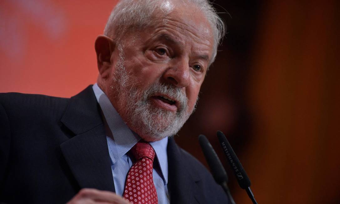 O ex-presidente Lula, que busca um palanque forte para disputar o Planalto nas eleições do ano que vem: a federação partidária seria uma saída Foto: Julien de Rosa/AFP/16-11-2021