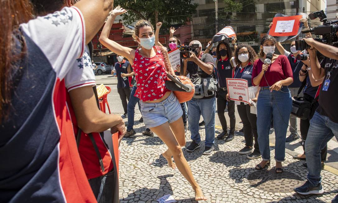 Uma aluna chegou em cima da hora para a prova do Enem, na Uerj, e foi incentivada a correr Foto: Ana Branco / Agência O Globo