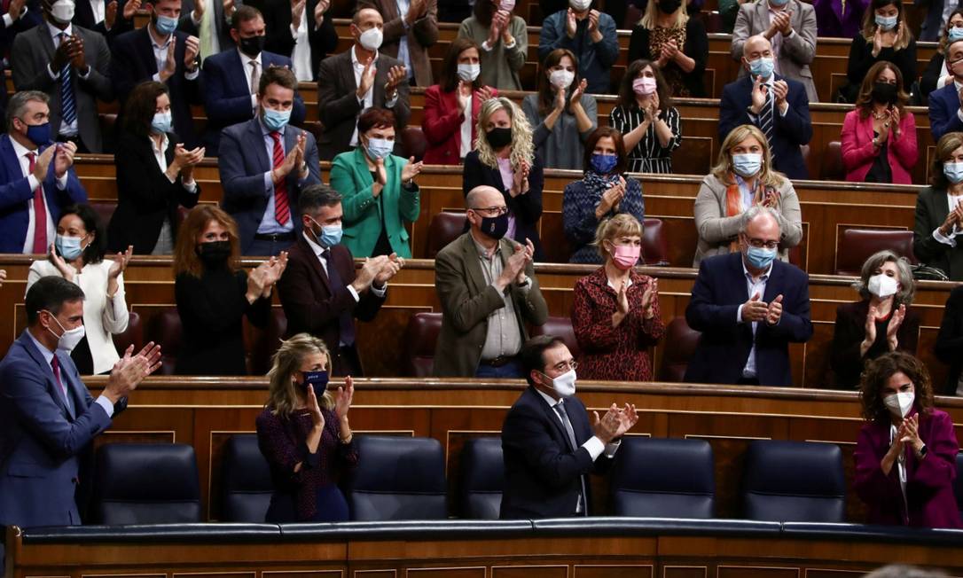 Secretária do Tesouro da Espanha, Maria José Montero, é aplaudida por colegas após primeiro rascunho do Orçamento de 2022 ser aprovado pelo Parlamento Foto: SERGIO PEREZ / REUTERS/4-11-21