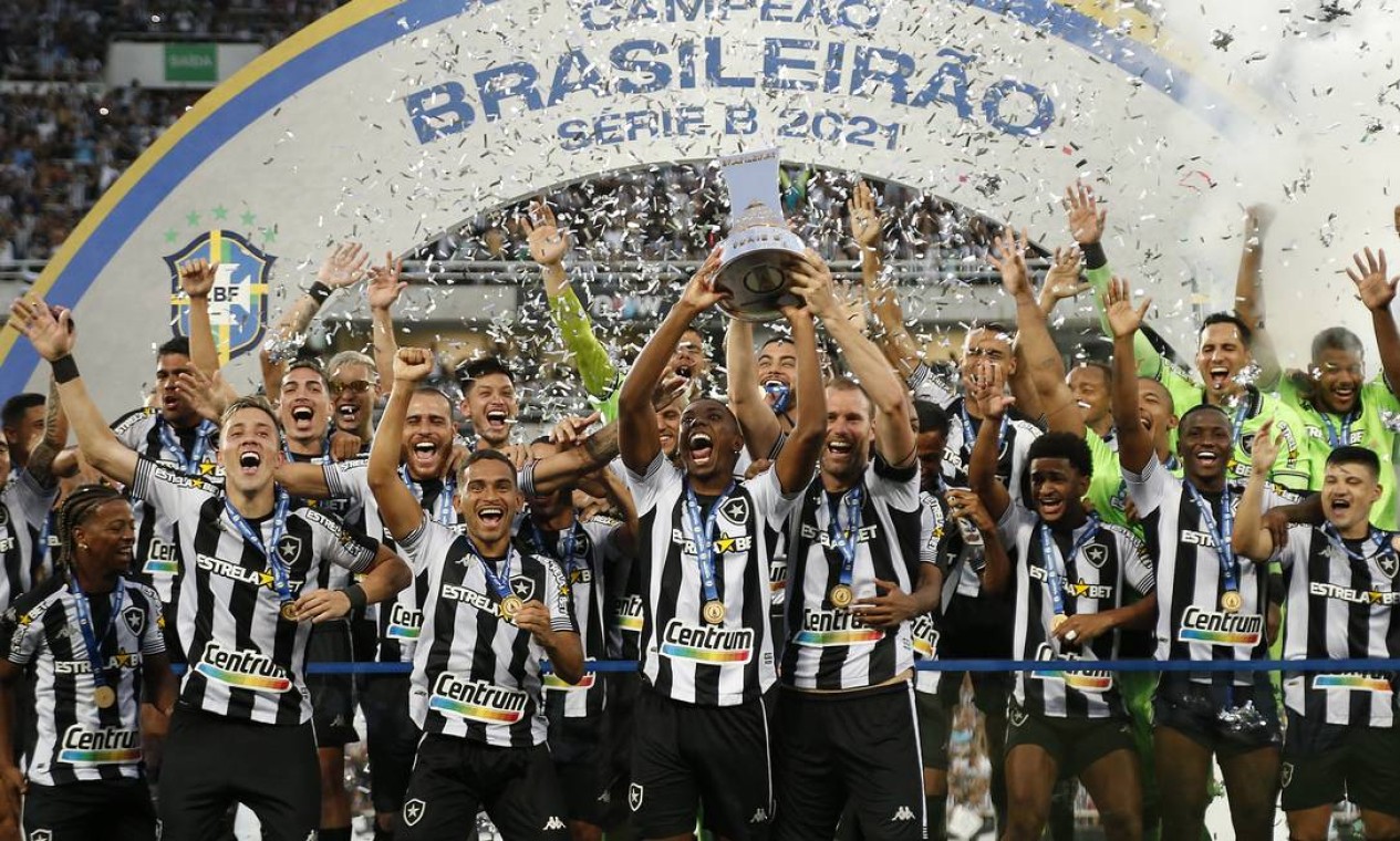 Troféu empate: torcedores do Vasco fazem a festa após equipe não