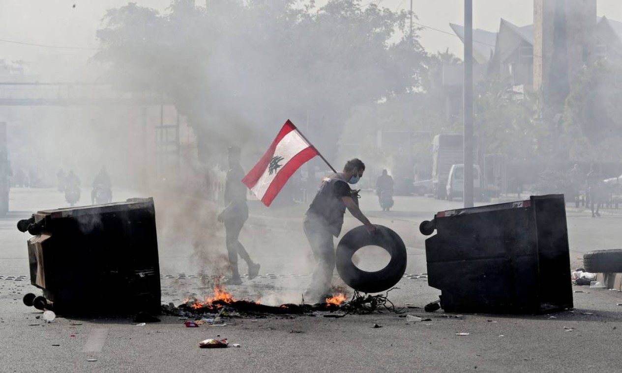 Manifestantes libaneses bloqueiam uma rodovia durante um protesto na capital Beirute Foto: ANWAR AMRO / AFP