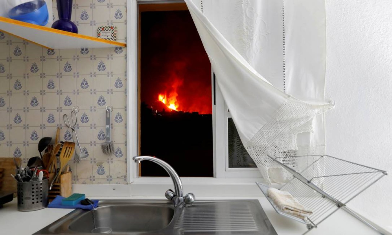 SETEMBRO - Lava é vista através da janela de uma cozinha de El Paso após a erupção de um vulcão nas Ilhas Canárias de La Palma, Espanha Foto: JON NAZCA / REUTERS