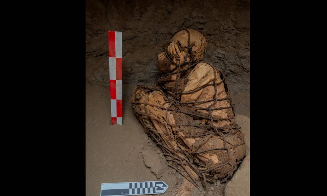 Múmia de pelo menos 800 anos foi encontrada por arqueólogos no Peru Foto: Reprodução/Facebook Revista Rumbos/Luis Yupanqui