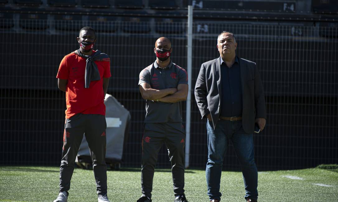 Braz ao lado dos gerentes juan e Fabinho Foto: Foto: Alexandre Vidal / Flamengo / Agência O Globo